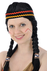 Portrait einer jungen Frau im Indianer-Kostüm