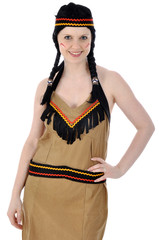 Junge Frau im Indianer-Kostüm