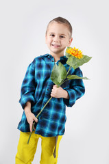 Kind mit Sonnenblume