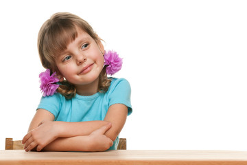 Naklejka premium Little girl at the desk