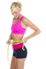 Frau misst ihren Bauchumfang mit Ma&szlig;band