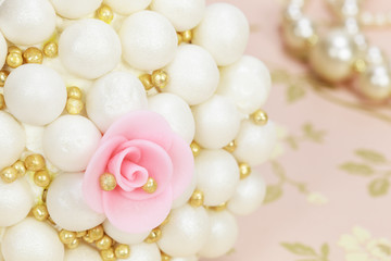 Fototapeta na wymiar babeczka ślub z róży i białych pereł