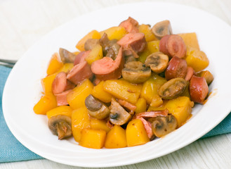 potatoes with mushrooms and sausages