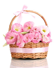 Fototapeta na wymiar bukiet kwiatów w koszyku eustoma, odizolowane na białym