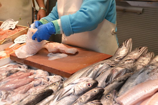 Hombre limpiando pescado