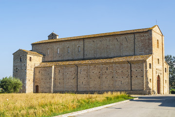 Fototapeta na wymiar Santa Maria u stóp Chienti (Włochy) - Kościół