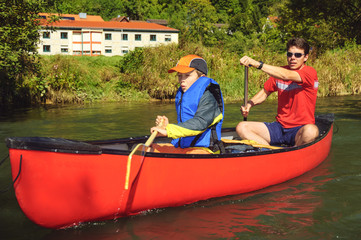 Papa und Sohn im Kanu unterwegs