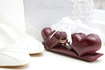 wedding rings on shoes of the bride