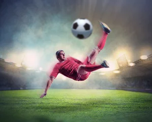 Poster voetballer die de bal slaat © Sergey Nivens