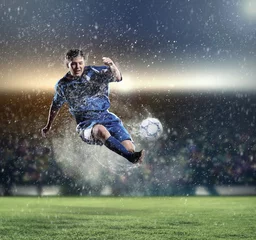 Möbelaufkleber Fußballspieler, der den Ball schlägt © Sergey Nivens