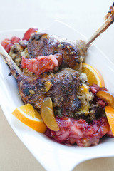 gęsie udka nadziewane śliwką i jabłkiem © heleniakmichal