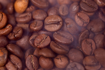 Naklejka premium roasting coffe with smoke