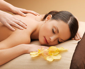 Obraz na płótnie Canvas piękna kobieta w salonie masażu