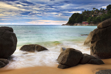 Fototapeta na wymiar Fale chłostać morze, rock, wpływ linii na plaży