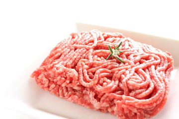 freshness mince beff  on white dish with roasemary on top