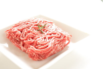 freshness mince beff  on white dish with roasemary on top