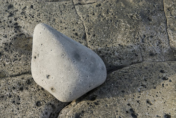 Steinformationen am Strand von Famara in Lanzarote