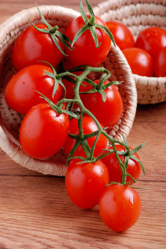 pomodoro ciliegia in piccoli cesti di paglia
