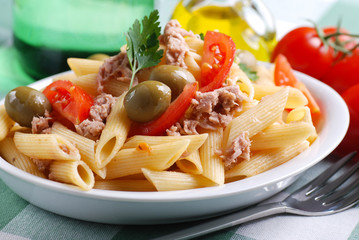 penne al tonno con pomodoro a pezzi e olive verdi