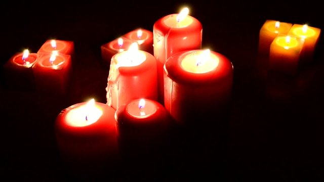 Kerzen in rot und gelb