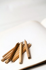 たくさんの鉛筆と白紙のノート