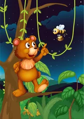 Abwaschbare Fototapete Bären Ein Bär auf einem Baum und eine fliegende Biene