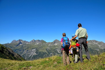 Papa und Kinder beim Bergwandern