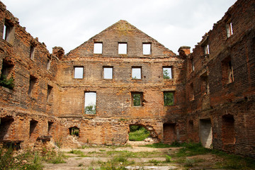 Fototapeta na wymiar zniszczony stary budynek