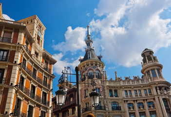 Fototapeta na wymiar Ulica i domy w Hiszpanii, Madrycie