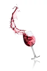 Küchenrückwand glas motiv Wein Rotwein spritzt aus einem Glas, isoliert auf weiss