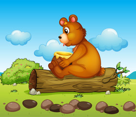 Ein Bär sitzt auf einem Baumstamm
