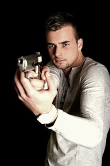 homme avec pistolet