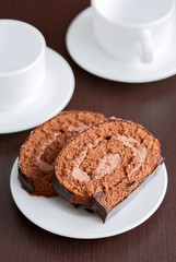 Fototapeta na wymiar dwa plasterki smaczne ciasto czekoladowe na płytce