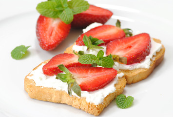 Fototapeta na wymiar Breakfast toast with fresh strawberry fruit and cream