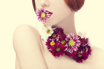 Obraz na płótnie Canvas Beautiful redhead girl with flowers
