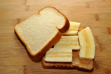 Fototapeta na wymiar Sandwich Peanutbutter i bananów z chlebem do Side