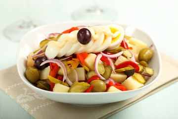 insalata di patate con verdure miste e uovo