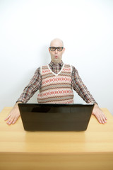 Staunender Nerd am Laptop
