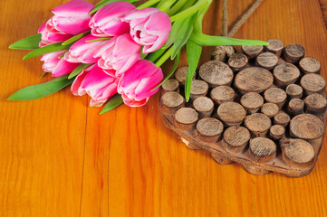 Fototapeta premium Holzherz und rose Tulpen auf einem alten Holt Brett