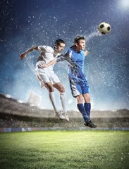 Selbstklebende Fototapeten zwei Fußballspieler, die den Ball schlagen © Sergey Nivens