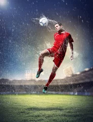 Foto op Plexiglas Voetbal voetballer die de bal slaat