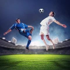 Vitrage gordijnen Voetbal twee voetballers die de bal slaan