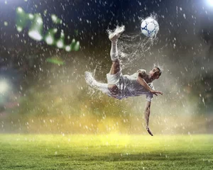 Photo sur Aluminium Foot joueur de football frappant le ballon