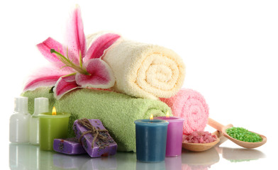Obraz na płótnie Canvas ręczniki z lilii, olej aromat, świece, mydło i sól morska