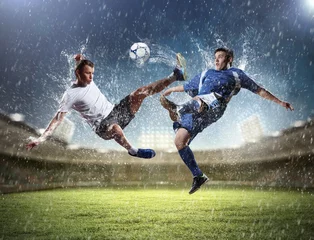 Tragetasche zwei Fußballspieler, die den Ball schlagen © Sergey Nivens
