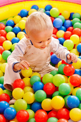 Fototapeta na wymiar Dziecko w kolorowe kulki.