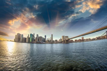Poster Spectacular view of Brooklyn Bridge from Brooklyn shore at winte © jovannig