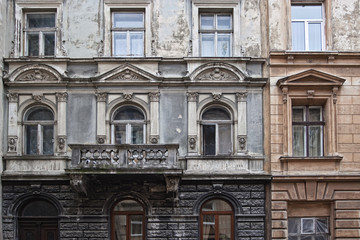 Fototapeta na wymiar Starożytne mury i okna w starym mieście