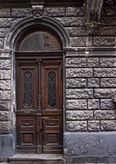 Fototapeta na wymiar Starożytna wejść drzwi na starej ulicy