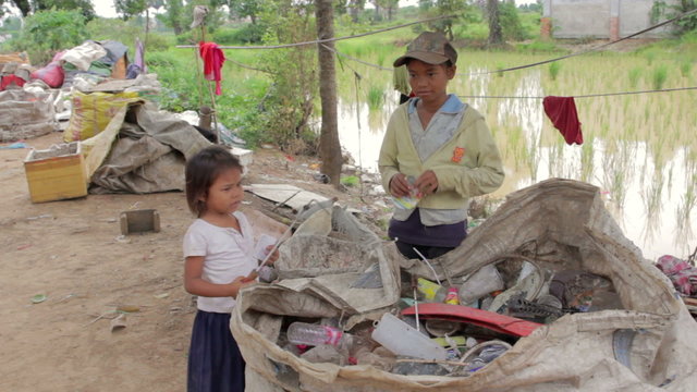 Garbage gatherer childs in cambodia
